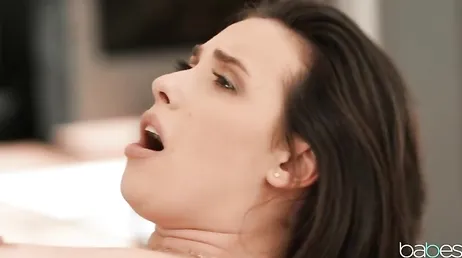 Elle se met en pompe et sans sous-vêtements à laver... Celle-ci veut...