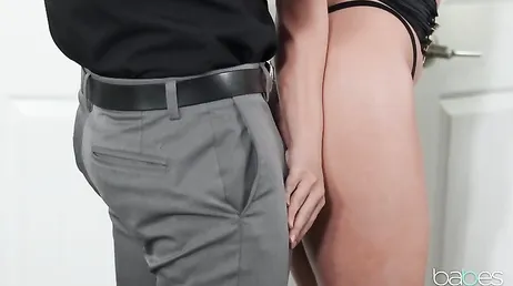 Det slutar med att Zac Wild knullar modellen på bilderna, usch!