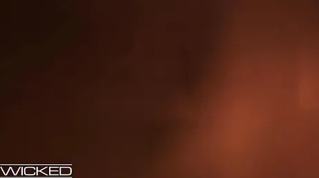 Kira Noir, como esse garoto está comendo sua buceta, né?