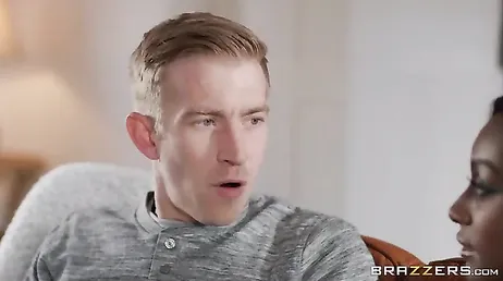 Een zeer hete zwarte vrouw op handen en voeten laten exploderen...