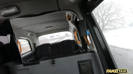 Le Thai May Thai finit par sucer le chauffeur de taxi..