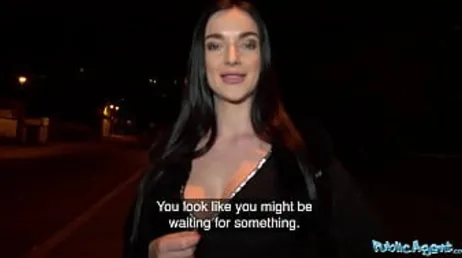 Une brune amateur se fait baiser pour de l'argent dans la rue..