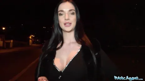 Une brune amateur se fait baiser pour de l'argent dans la rue..
