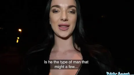 Une brune amateur se fait baiser pour de l'argent dans la rue..
