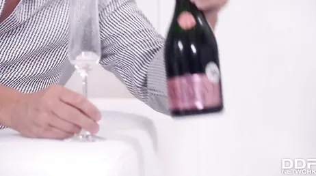 Hij bereidt zich voor op de dubbele penetratie die gaat komen..