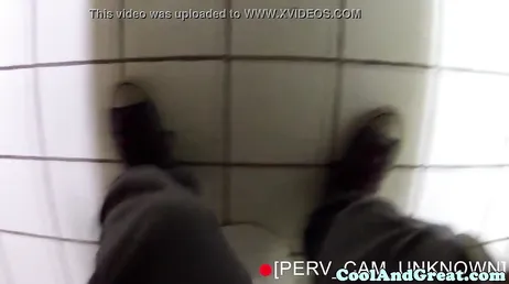 Pris dans les toilettes du restaurant en train de baiser, ils sont fous !