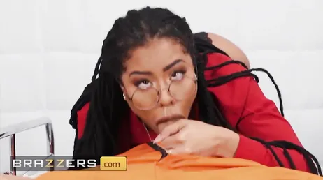 A enfermeira negra é fodida por esse preso, que foda!