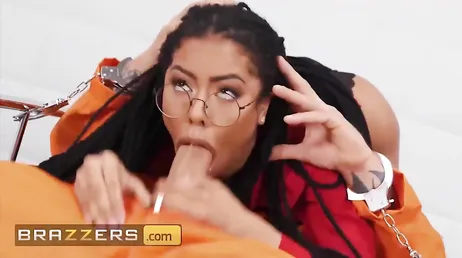 A enfermeira negra é fodida por esse preso, que foda!