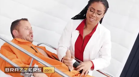 A enfermeira negra é fodida por esse preso, que foda!