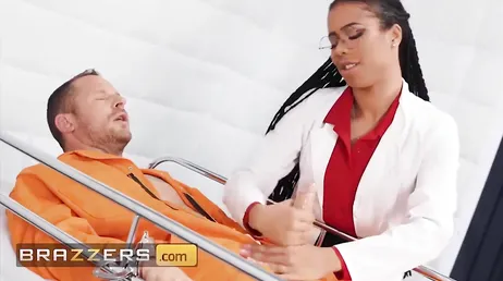 A enfermeira negra é fodida por esse preso, que foda!