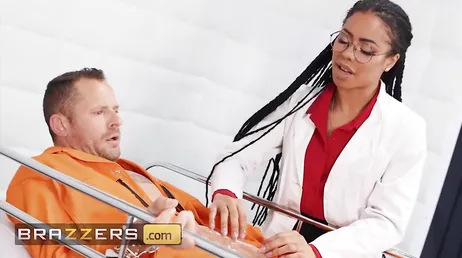 A enfermeira negra é fodida por esse preso, que foda!
