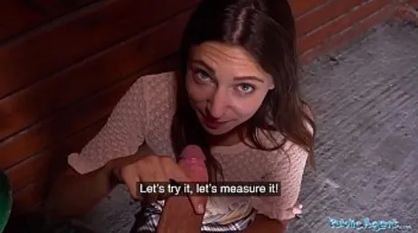 Fellation et baise dans la rue, ce que fait cette salope pour de l'argent..