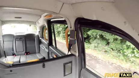 Il rentre chez lui mais finit par baiser fort dans le taxi.