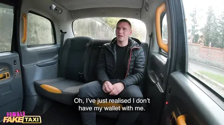Der Taxifahrer sieht den Schwanz des Passagiers und zögert nicht, ihn zu lutschen.