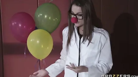 L'infermiera allevia il dolore di questo paziente dotato.