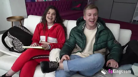 Han knullar en god vän från universitetet, vilket fan!