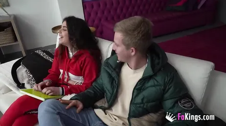 Han knullar en god vän från universitetet, vilket fan!