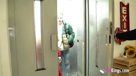 Han knullar en god vän från universitetet, vilket fan!