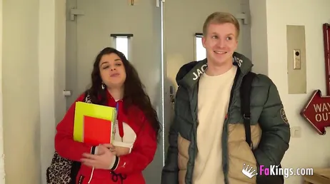 Han knullar en god vän från universitetet, vilket fan!