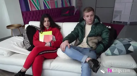 Han knullar en god vän från universitetet, vilket fan!