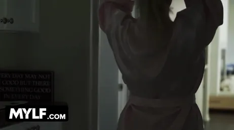 Il ragazzo verrà scopato da questa tremenda milf bionda..