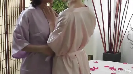 A lesbian masseuse and client, this is going to end well..
