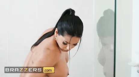 Rose Monroe e Valentina Jewelz si scopano a vicenda con un vibratore..