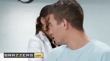 Oh mon Dieu, le docteur, quelle lingerie portait-elle, uuuf !