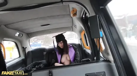 Examinanden är glad över sin dag och knullar med en väldigt stilig taxichaufför..