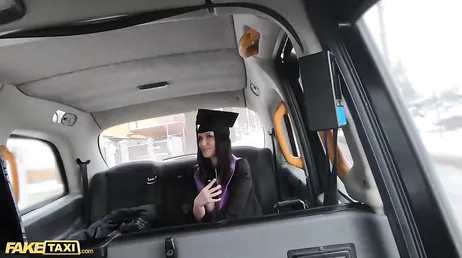 Examinanden är glad över sin dag och knullar med en väldigt stilig taxichaufför..