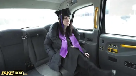 Examinanden är glad över sin dag och knullar med en väldigt stilig taxichaufför..