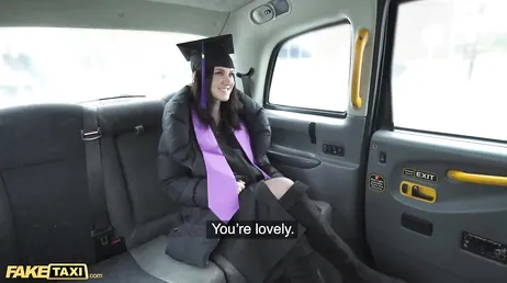 Examinanden är glad över sin dag och knullar med en väldigt stilig taxichaufför..