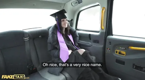 Examinanden är glad över sin dag och knullar med en väldigt stilig taxichaufför..