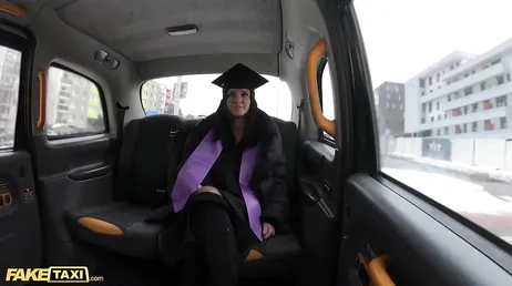 Examinanden är glad över sin dag och knullar med en väldigt stilig taxichaufför..