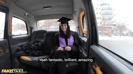 Examinanden är glad över sin dag och knullar med en väldigt stilig taxichaufför..