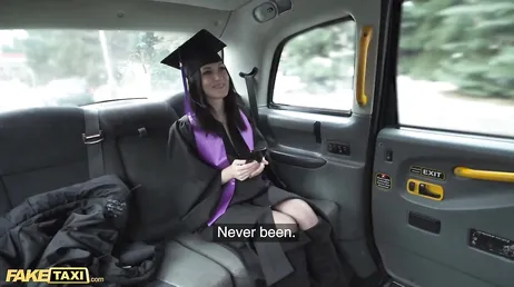 Examinanden är glad över sin dag och knullar med en väldigt stilig taxichaufför..