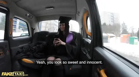 Examinanden är glad över sin dag och knullar med en väldigt stilig taxichaufför..