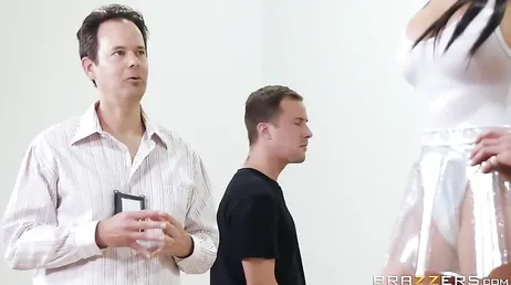 Et bien on dirait que ce robot aux gros seins a de la vie et veut baiser !