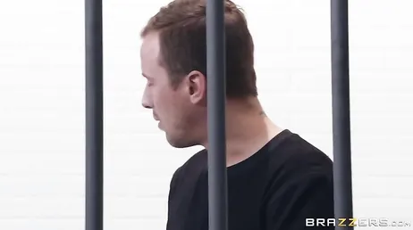 Et bien on dirait que ce robot aux gros seins a de la vie et veut baiser !