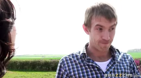 La donna sposata va nella stalla per scopare con un altro..