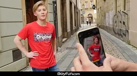 Incontro un ragazzo gay per strada e provo a flirtare con lui...!!