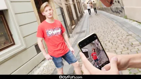 Incontro un ragazzo gay per strada e provo a flirtare con lui...!!