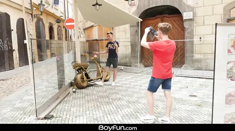 Incontro un ragazzo gay per strada e provo a flirtare con lui...!!