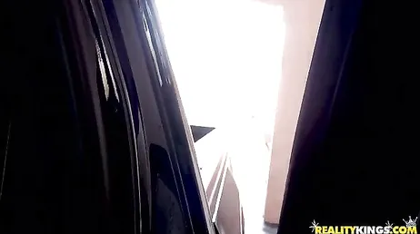 Hon blir kåt och suger sin pojkvän i bilen.