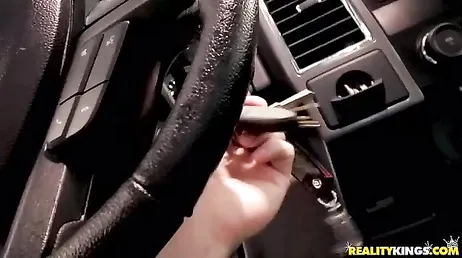 Hon blir kåt och suger sin pojkvän i bilen.
