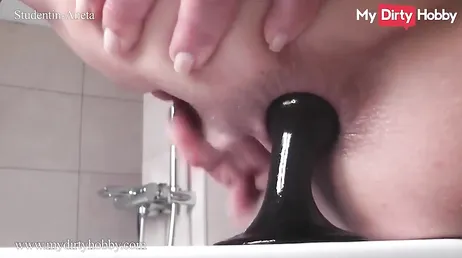 Mette il vibratore nella vasca da bagno e se lo infila nel culo.