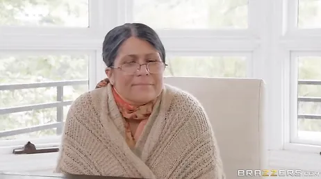Il y a Lena Paul qui fait une de ses énormes pipes.