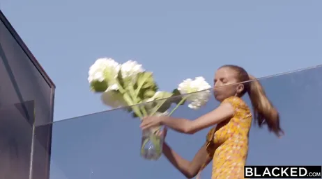 Loira muito cruel que faz sexo com dois negros talentosos..