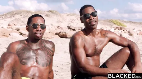 Loira muito cruel que faz sexo com dois negros talentosos..