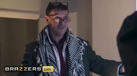 Questo grosso cazzo gli sta a malapena, che pompino fa...